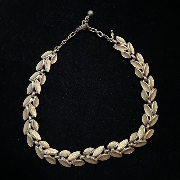 Vintage Gold-Tone Costume Jewelry Set – Bracelet, Choker & Long Necklace - Picture 6 of 15